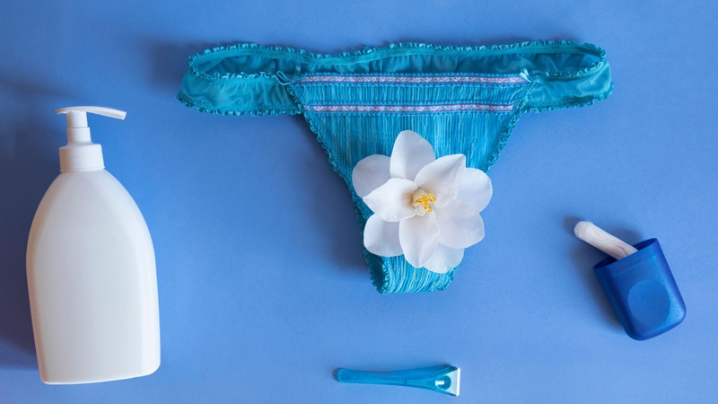 Mẹ nên vệ sinh vùng kín sạch sẽ trước khi mang bỉm
