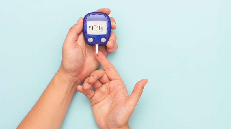 Tự đo đường huyết giúp người bệnh nhận biết sự dao động của glucose máu