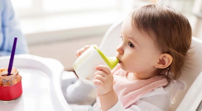Hướng dẫn cách tập cho bé hút nước đơn giản tại nhà 3