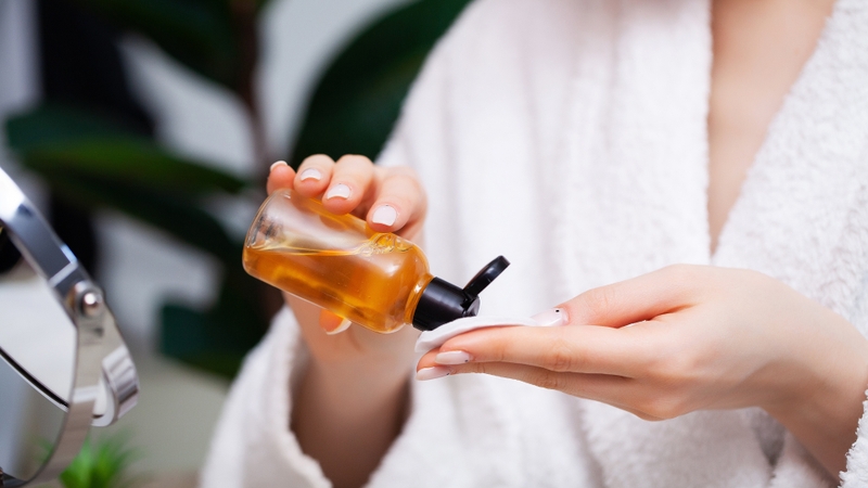 Sau bước làm sạch, việc sử dụng toner giúp cân bằng độ pH và cung cấp độ ẩm nhẹ cho da