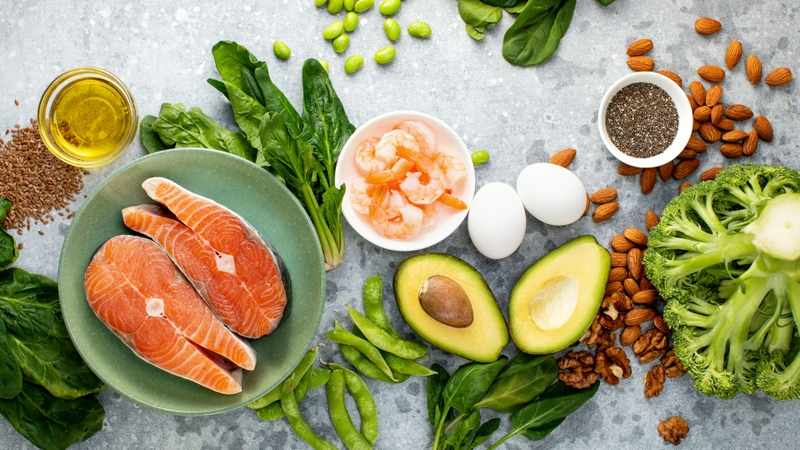 Một chế độ ăn uống cân bằng, giàu rau xanh, hạn chế đường và thực phẩm chế biến sẵn có thể giúp cải thiện tình trạng da