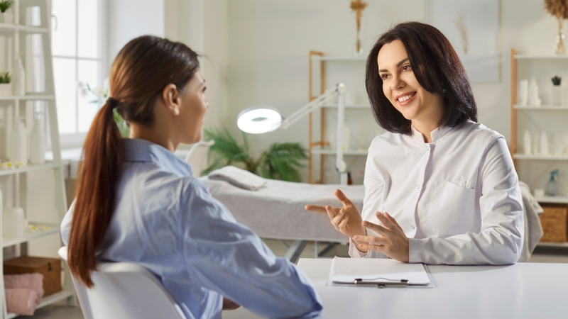 Với các trường hợp mụn nặng, mụn viêm lan rộng, việc thăm khám bác sĩ da liễu là cần thiết để có hướng điều trị phù hợp