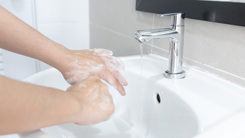 Ngón cái cần được chà kỹ vì thường xuyên cầm nắm