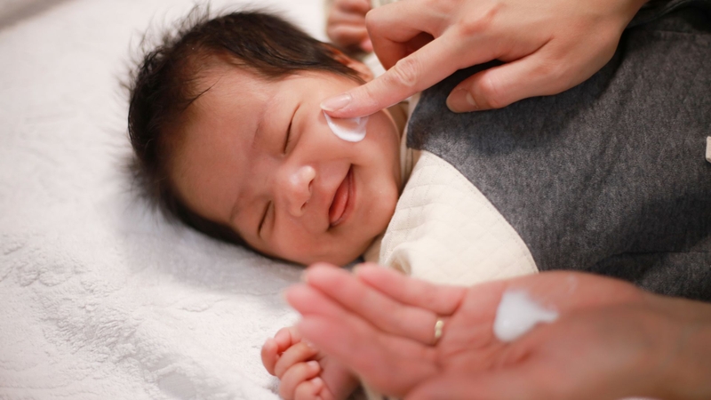 Hướng dẫn chi tiết cách bôi kem dưỡng ẩm cho trẻ sơ sinh an toàn và hiệu quả 6