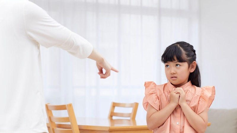 Quát mắng khi con làm bài sai là một sai lầm phổ biến khi dạy con học