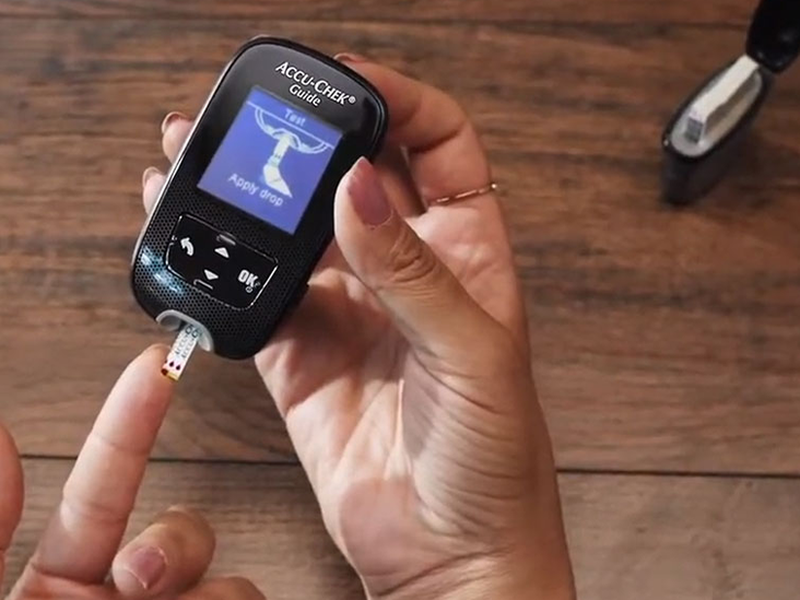 Hướng dẫn cách sử dụng máy thử đường huyết Accu Chek để đo đường huyết hiệu quả và chính xác