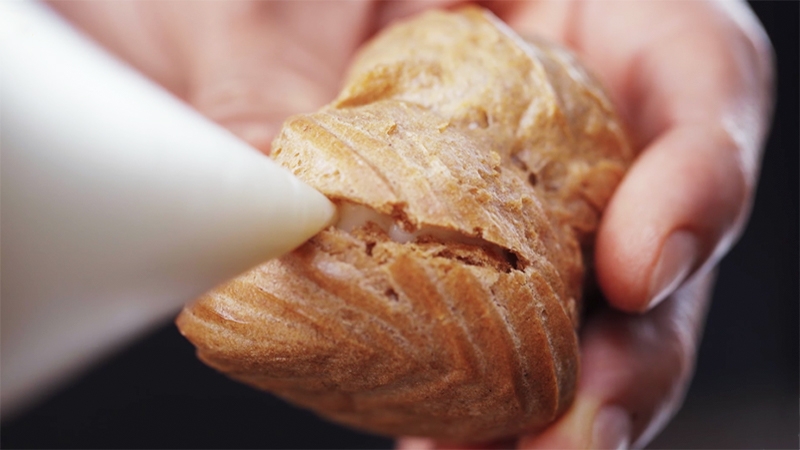 Bơm nhân vào bánh với lượng vừa đủ