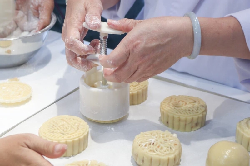 Cho bánh vào khuôn nhựa và ấn để tạo hình bánh