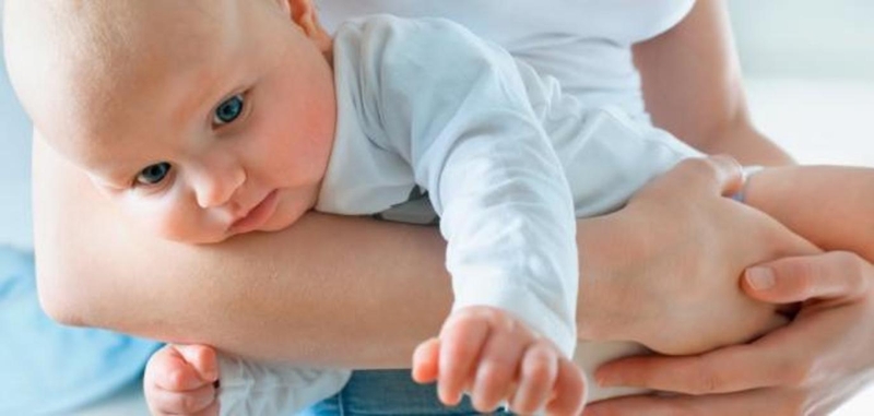 Hướng dẫn mẹ cách bế úp trẻ sơ sinh an toàn 2