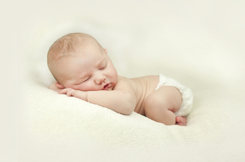 Hướng dẫn mẹ cách bế úp trẻ sơ sinh an toàn