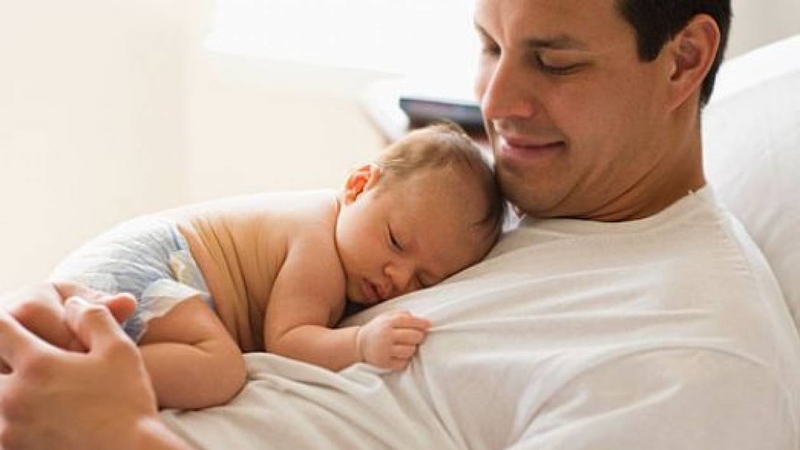 Hướng dẫn mẹ cách bế úp trẻ sơ sinh an toàn 1