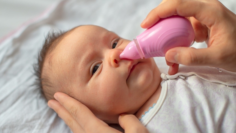 Hướng dẫn mẹ tự hút mũi cho bé tại nhà an toàn 2