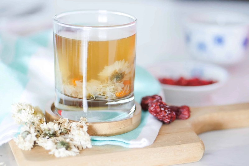 Hướng dẫn pha trà kỷ tử và hoa cúc nâng cao sức khỏe