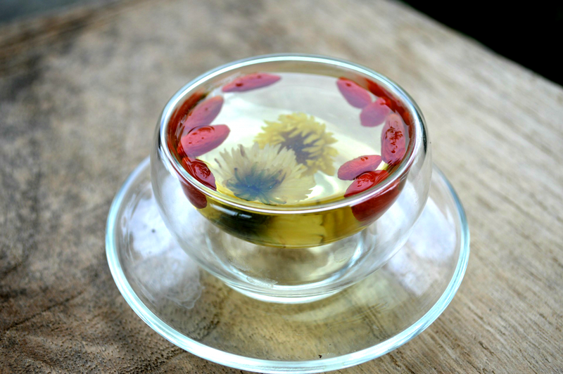 Hướng dẫn pha trà kỷ tử và hoa cúc nâng cao sức khỏe