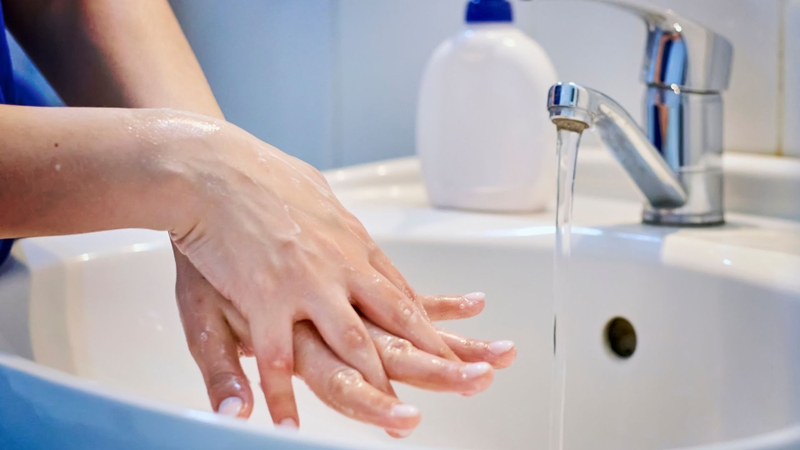 Hướng dẫn quy trình rửa tay thường quy của Bộ Y tế 4