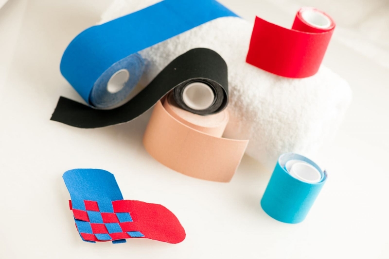 Miếng dán chống căng cơ có thể là băng cuộn hoặc cắt sẵn