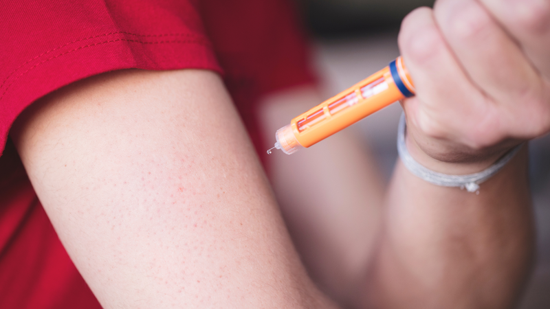 Hướng dẫn sử dụng bút tiêm Tezspire giúp người bệnh nắm rõ cách thao tác đúng