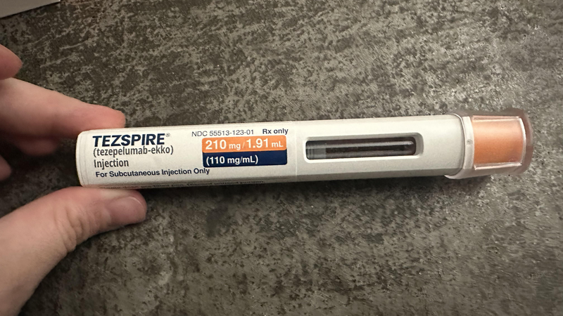 Trước khi tiêm, cần lấy thuốc ra khỏi tủ lạnh và để ở nhiệt độ phòng khoảng 30 phút