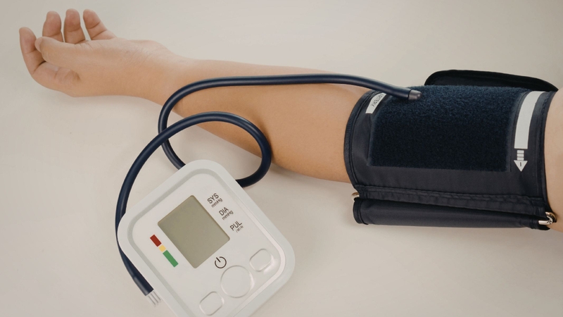 Trước khi đo, cần đảm bảo máy hoạt động ổn định bằng cách lắp pin hoặc kết nối nguồn điện đúng thông số kỹ thuật