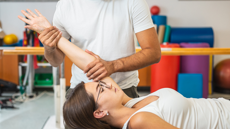 Hướng dẫn tập phục hồi chức năng khủyu tay tại nhà hiệu quả và an toàn 1