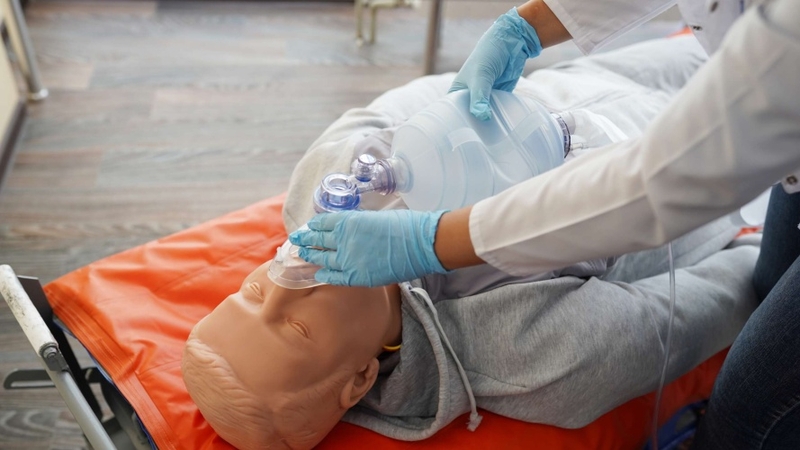 Hướng dẫn thực hiện kỹ thuật bóp bóng Ambu qua mặt nạ đúng cách 1