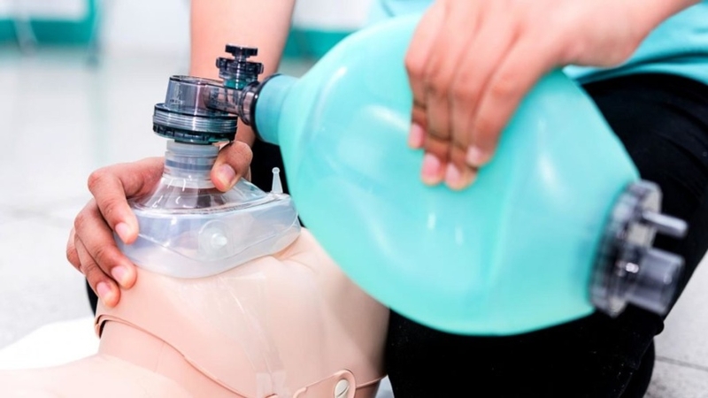 Hướng dẫn thực hiện kỹ thuật bóp bóng Ambu qua mặt nạ đúng cách 3