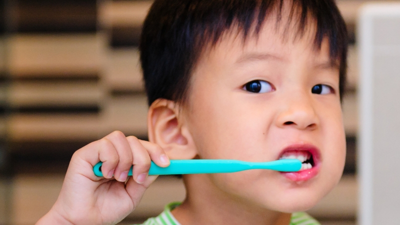 Hướng dẫn từng bước đánh răng cho bé 4