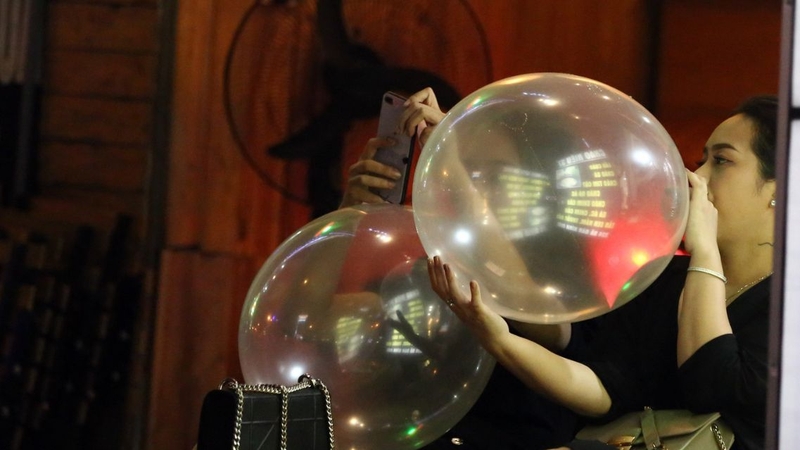 Khí cười tác động đến chức năng sinh sản theo nhiều cơ chế