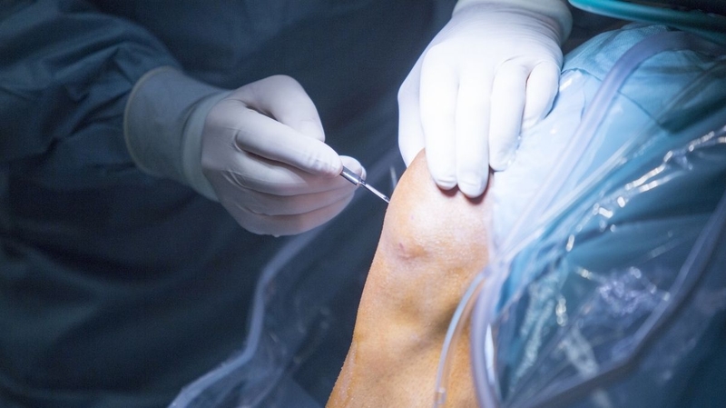 Hút dịch khớp gối có đắt không? Chi phí phụ thuộc vào nhiều yếu tố