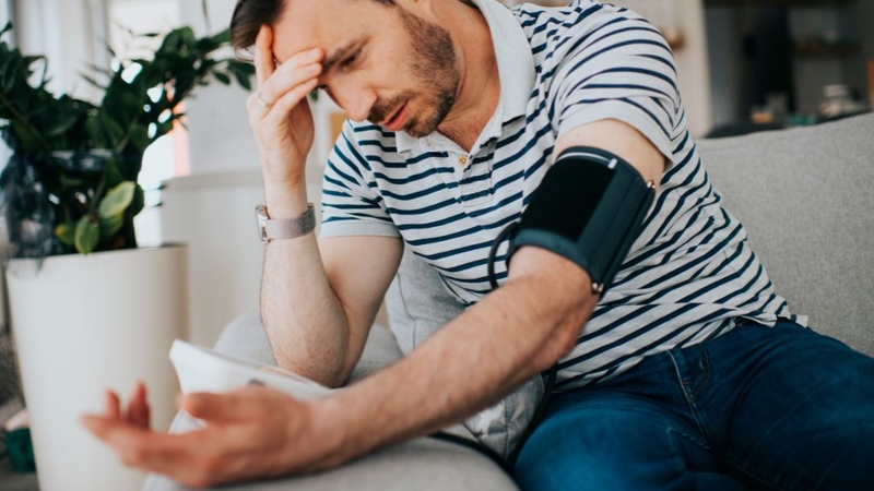 Huyết áp 160/110 có cao không? Cảnh báo mức độ nguy hiểm 2