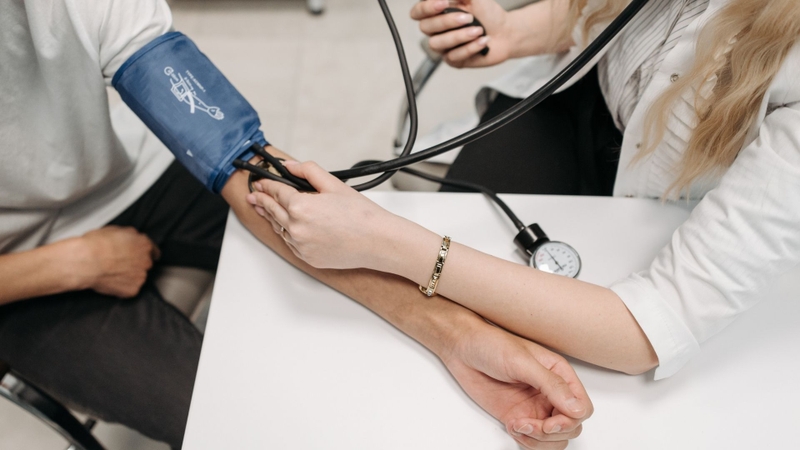 Việc đo huyết áp là một bước quan trọng trong quy trình khám tuyển