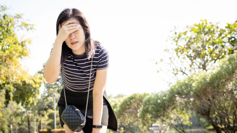 Nhiều người có thể gặp dấu hiệu chóng mặt, hoa mắt, choáng váng khi đứng lên đột ngột