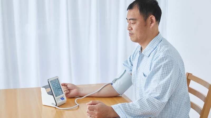 Mỗi người nên chủ động theo dõi huyết áp thường xuyên