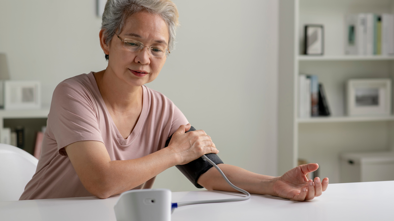 Huyết áp tăng cao? Bình tĩnh, ngồi nghỉ và đo lại để tránh xử trí sai