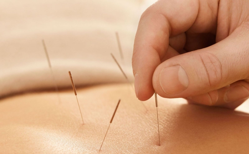 Huyệt Cự Khuyết: Vị trí, vai trò và cách bấm huyệt chính xác 2