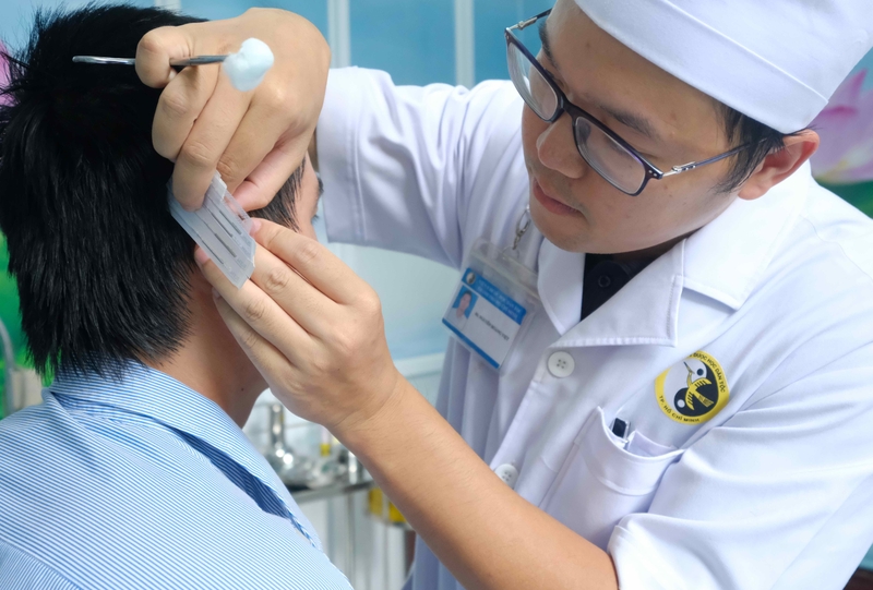 huyet-nhi-tiem-va-cach-cham-cuu-de-tri-chap-leo-mat 3.jpg