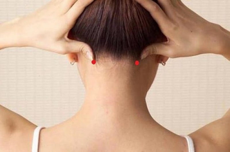 Xoa bóp huyệt Phong Trì giúp giải tỏa cơn đau tiền đình, mỏi cổ, chấn thương,...