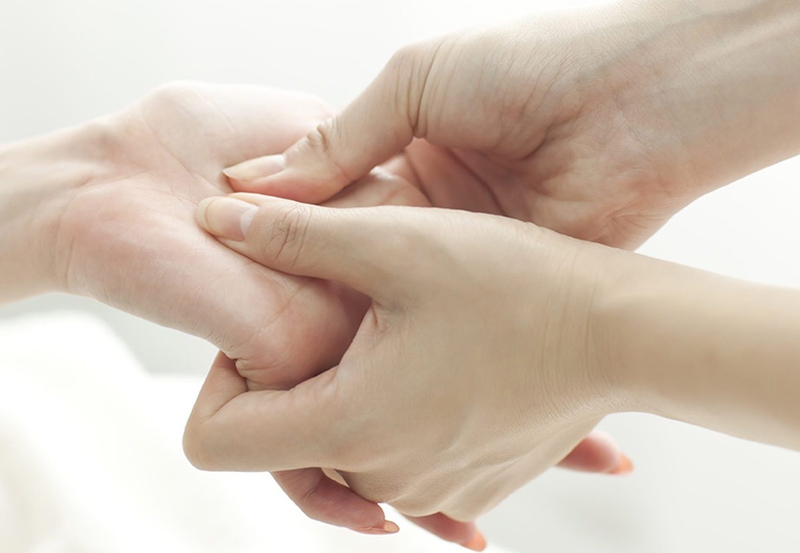 Huyệt thái uyển nằm trên bàn tay có thể tác động lên phổi và phế quản