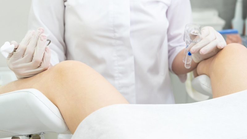 Khi có dấu hiệu bất thường, chị em cần đi khám để chẩn đoán đúng nguyên nhân