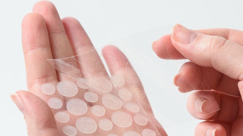 Nên thay miếng dán Hydrocolloid khi bề mặt chuyển trắng đục do hút dịch tiết