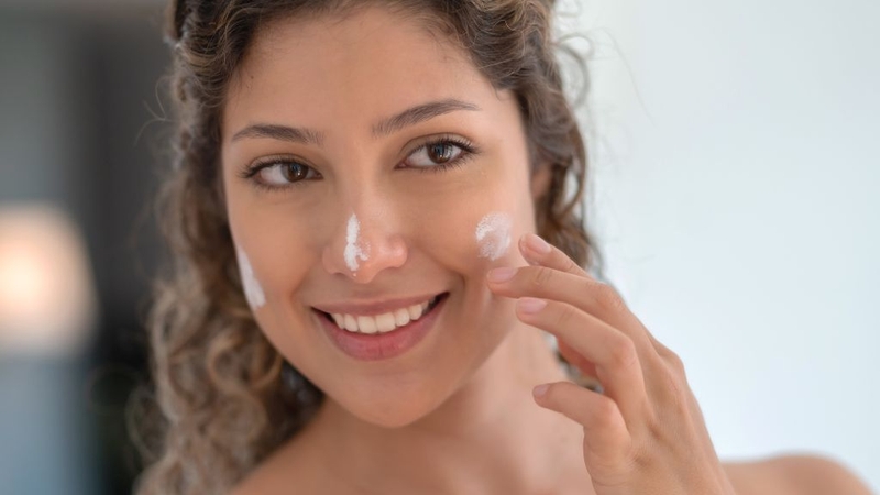 Gợi ý các loại kem chống nắng cho da hỗn hợp thiên dầu luôn khô thoáng 4