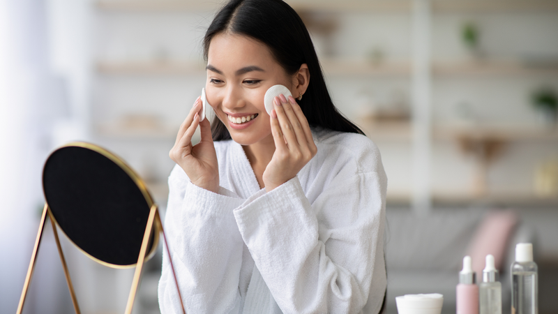 Tẩy trang sau khi dùng kem chống nắng giúp hạn chế bít tắc lỗ chân lông