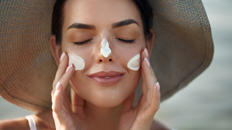 Đội mũ rộng vành khi ra nắng và bôi kem chống nắng để giảm tác động của tia UV