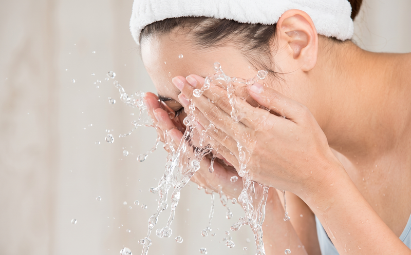 Làm sạch da nhẹ nhàng trước khi sử dụng kem chống nắng