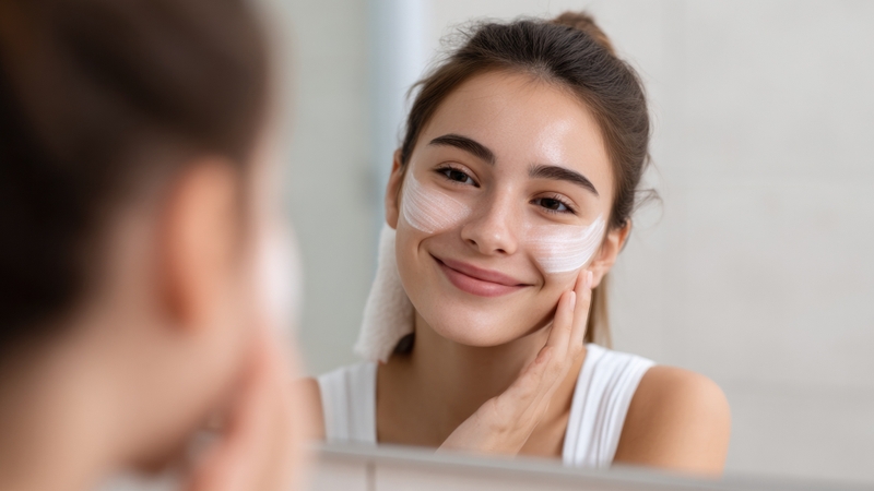 Duy trì thói quen sử dụng kem chống nắng mỗi ngày, kể cả khi làm việc trong nhà, được xem là một bước chăm sóc da cơ bản