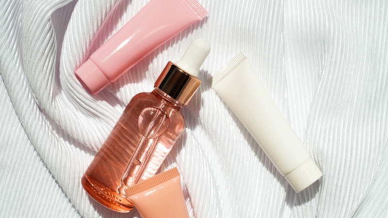 Các hoạt chất như vitamin C, vitamin E hoặc niacinamide có thể hỗ trợ trung hòa gốc tự do hình thành do ánh sáng