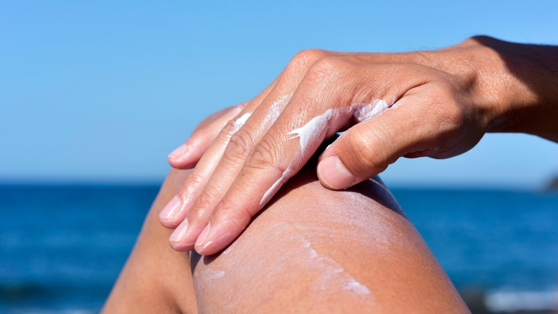 Nếu bạn thường xuyên vận động, ra mồ hôi nhiều hoặc đi bơi, nên chọn kem chống nắng có khả năng chống nước