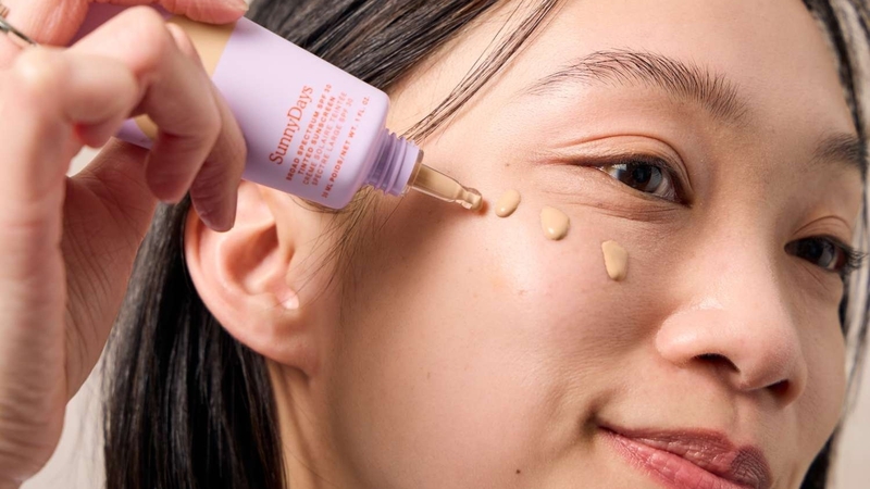 Nên thoa lại kem chống nắng mỗi 2 tiếng/lần khi hoạt động ngoài trời