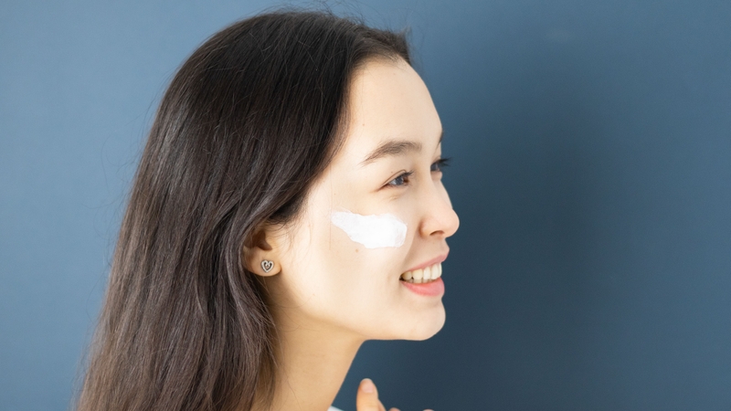 Nên ưu tiên chọn chất kem mỏng nhẹ và phù hợp với đặc điểm làn da