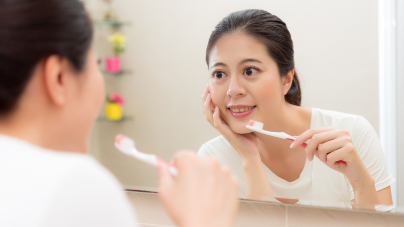 Kem đánh răng bạc hà Eucryl giúp loại bỏ nhanh mảng bám bẩn trên răng